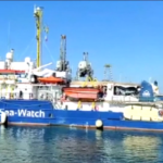 Migranti, l’arrivo della Sea Watch a Taranto con 438 persone a bordo