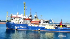 Migranti, l’arrivo della Sea Watch a Taranto con 438 persone a bordo
