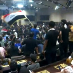 Iraq, i dimostranti pro-Al Sadr irrompono in Parlamento a Baghdad