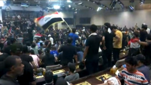 Iraq, i dimostranti pro-Al Sadr irrompono in Parlamento a Baghdad