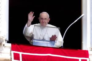 Papa Francesco all'Angelus in Piazza San Pietro