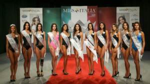 Miss Italia America 2022 fait ses débuts au Versace Mansion à Miami