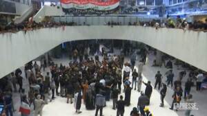 Iraq, continua l’occupazione del Parlamento di Bagdad dei manifestanti sciiti pro al Sadr