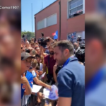 Como, i tifosi impazziti per l’arrivo in città di Cesc Fabregas