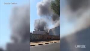 Roma: incendio negli studi di Cinecittà, alte colonne di fumo visibili a chilometri di distanza