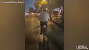 Festa della Lega a Milano Marittima, Matteo Salvini arriva in bicicletta