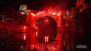 Bosnia: gli spettacolari tuffi notturni dal ponte di Mostar