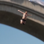 Il tuffo dal ponte di Mostar nelle gelide acque del fiume Neretva: è la 456esima competizione nella città bosniaca