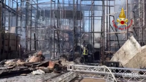 Incendio a Cinecittà domato: fiamme circoscritte dai vigili del fuoco