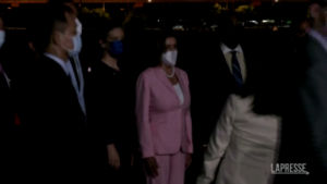 Stati Uniti, Nancy Pelosi è a Taiwan: il video dell’atterraggio