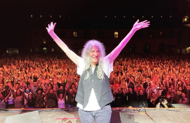 Patti Smith strega Milano che la omaggia con la Pergamena della città