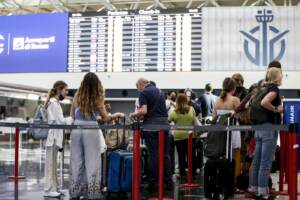 Aerei: dopo la pandemia è boom voli, numero passeggeri 4 volte in più del 2021