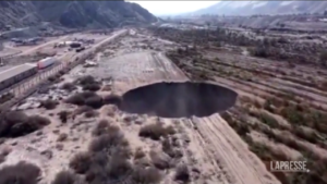 Video: Chile, a mysterious sinkhole with a diameter of 25 meters opened near a copper mine