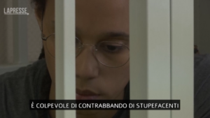 Russia, Brittney Griner condannata a 9 anni: la delusione alla lettura del verdetto