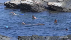 Taiwan: alcuni residenti non rinunciano a una nuotata in mare nell’area vicina alle esercitazioni militari cinesi