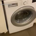 L’autoironia di Calenda: “Voglio governare ma mia moglie non si fida di me per fare la lavatrice”