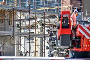 Milano, crollo armatura della soletta di un edificio in costruzione: diversi operai feriti