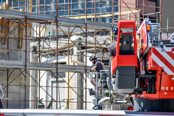 Milano, crollo armatura della soletta di un edificio in costruzione: diversi operai feriti