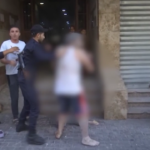 Gaza, dopo il raid di Israele persone coperte di sangue portate via dalle ambulanze