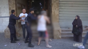 Gaza, dopo il raid di Israele persone coperte di sangue portate via dalle ambulanze