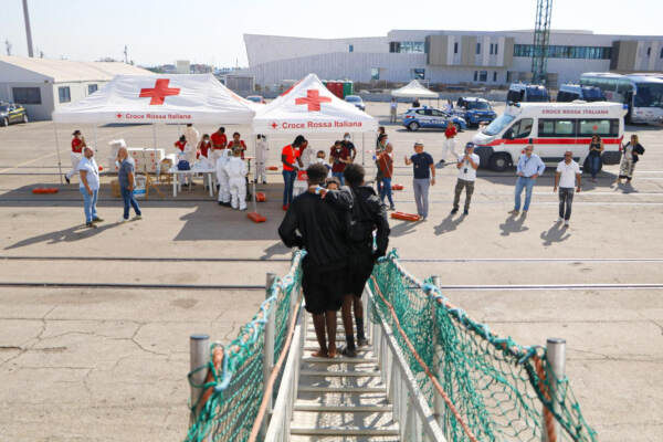 Migranti: a Taranto arrivata la Geo Barents con 659 persone a bordo