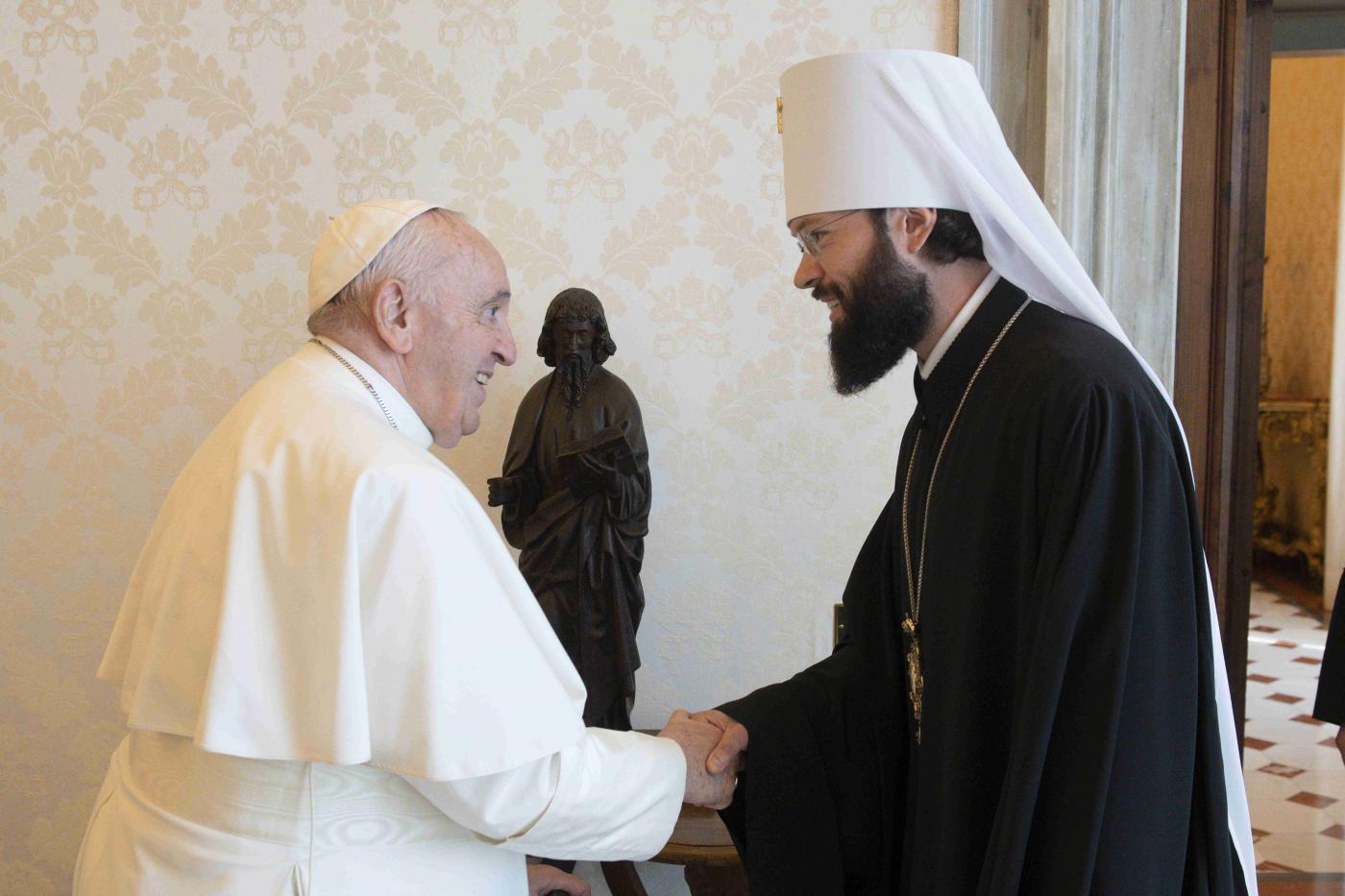 Il Papa incontra il delegato di Kirill e fa beato un sacerdote martire dell’Urss Il Papa incontra il delegato di Kirill e fa beato un sacerdote martire dell’Urss
