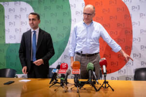 Elezioni, il Partito democratico stringe alleanze con Impegno civico e Sinistra Italiana-Verdi. Enrico Letta: “Ora si corre”. Il centrodestra attacca: “Solo un patto per poltrone”
