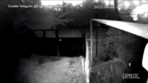 Ucraina, il bombardamento notturno da parte dei russi su Nikopol: le immagini riprese da una telecamere di videosorveglianza