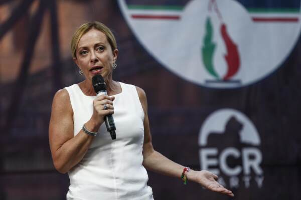 Giorgia Meloni alla festa di Piazza Italia dopo il voto al Senato