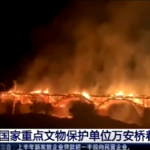 Cina, lo storico ponte di Wan’an distrutto da un incendio