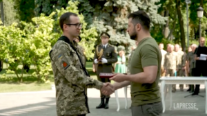 Ucraina, il presidente Zelensky premia gli aviatori militari in occasione dell’Air Force Day