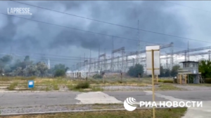 Ucraina, fumo grigio intorno alla centrale nucleare di Zaporizhzia