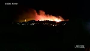 Incendi, ancora fiamme nel Savonese: chiuso l’aeroporto di Albenga