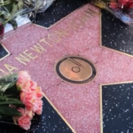 Hollywood, i fan rendono omaggio ad Olivia Newton-John sulla Walk of Fame