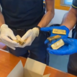 Bologna: intercettato all’aeroporto con 400mila euro in lingotti