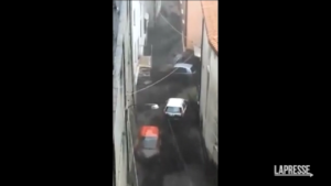 Maltempo in Campania: fiume d’acqua in strada a Monteforte Irpino, le auto trascinate da corrente