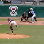 Baseball: il battitore viene colpito ma consola l’avversario, il gesto sportivo è da standing ovation