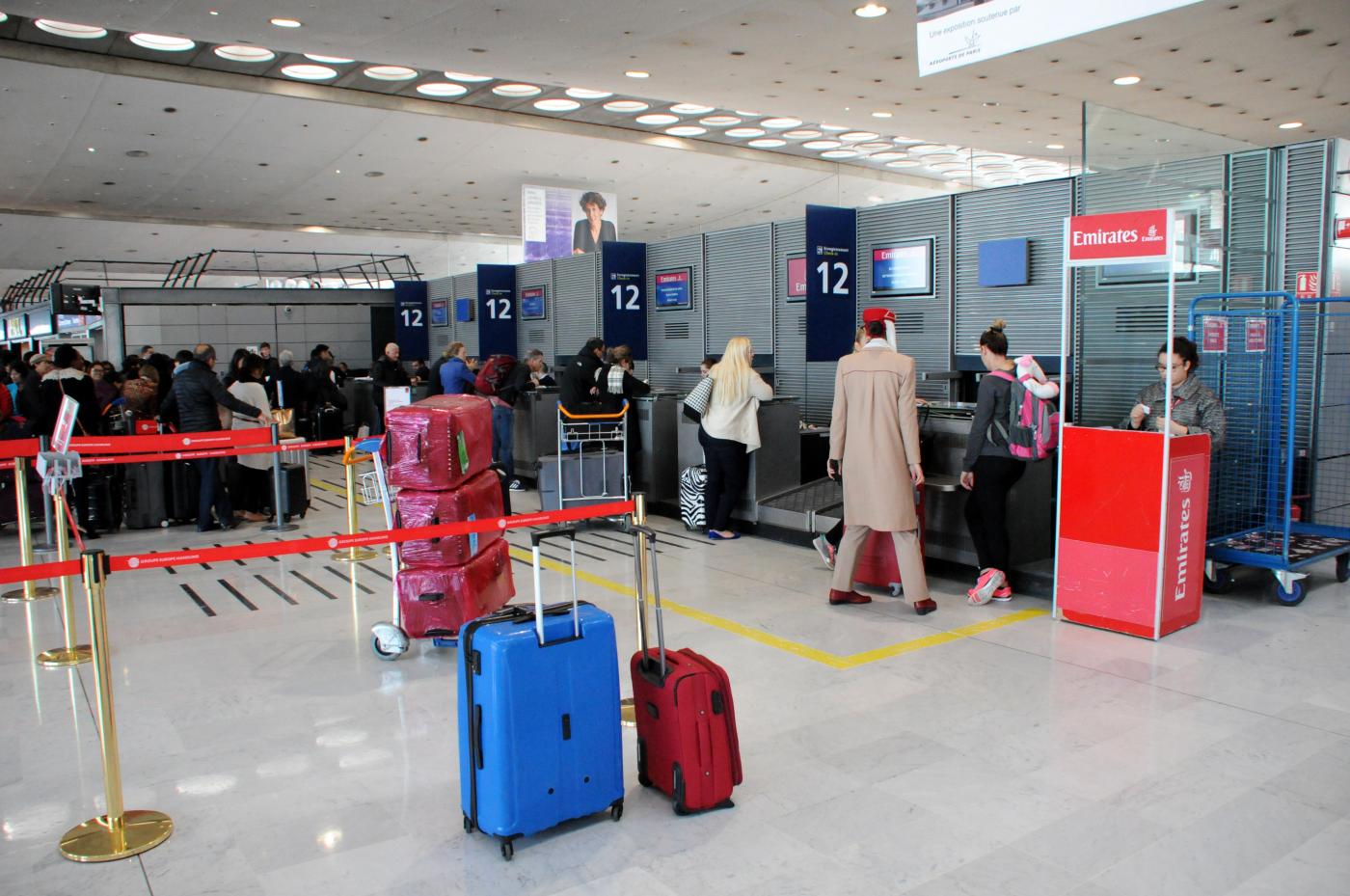 Parigi: uomo armato di coltello ucciso dalla polizia in aeroporto Parigi: uomo armato di coltello ucciso dalla polizia in aeroporto