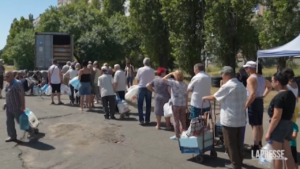 Ucraina: fine del coprifuoco dopo 54 ore, i residenti di Mykolaiv in coda per acqua e cibo