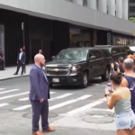 New York, Trump lascia in silenzio gli uffici della procura