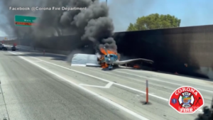 Stati Uniti, aereo si schianta sulla statale di Los Angeles e prende fuoco