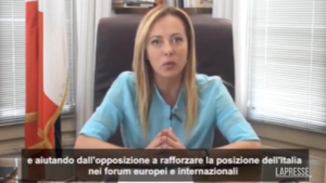 Elezioni, Meloni parla alla stampa internazionale in diverse lingue: “Nostra posizione in Occidente è cristallina”