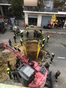 Otto ore per estrarre vivo l’uomo sepolto in un tunnel di scavo a Roma