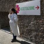Covid: scendono casi e decessi, stabile il tasso di positività