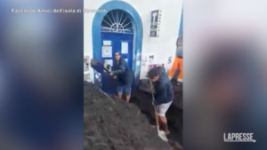 Maltempo a Stromboli: strade invase dal fango, fiumi d’acqua per le strade