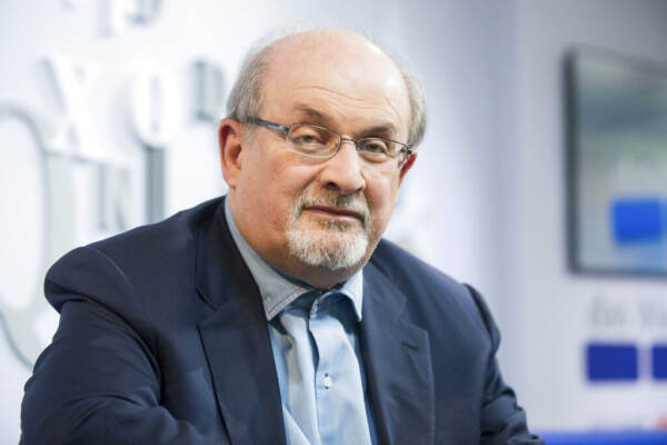 Usa: aggredito a New York Salman Rushdie, l’ombra della fatwa di Khomeini dietro l’attacco allo scrittore