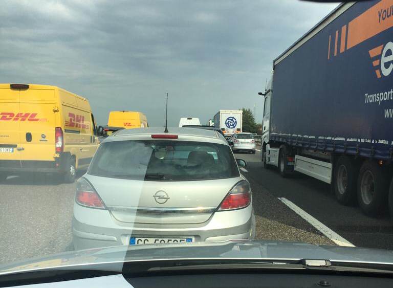 Lodi: lancio di sassi sull’A1, 30 auto danneggiate. Fermato con il taser un uomo