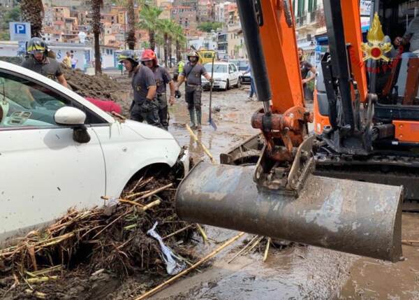 Bombe d’acqua al Sud, auto trascinate in Calabria e colate di fango a Stromboli