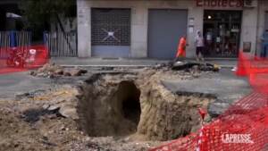 Salvato l’uomo intrappolato nel tunnel di scavo a Roma, i residenti: “E’ la ‘banda del buco’”