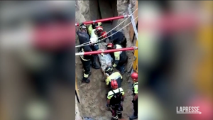 Roma, le immagini dell’uomo recuperato nel tunnel di scavo: si indaga ancora sulla ‘banda del buco’